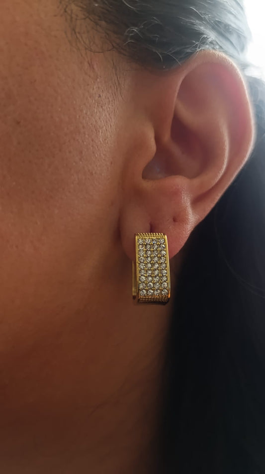 Argola retangular grossa com zircônia