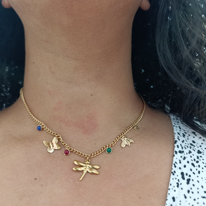 Collar de libélula y mariposas