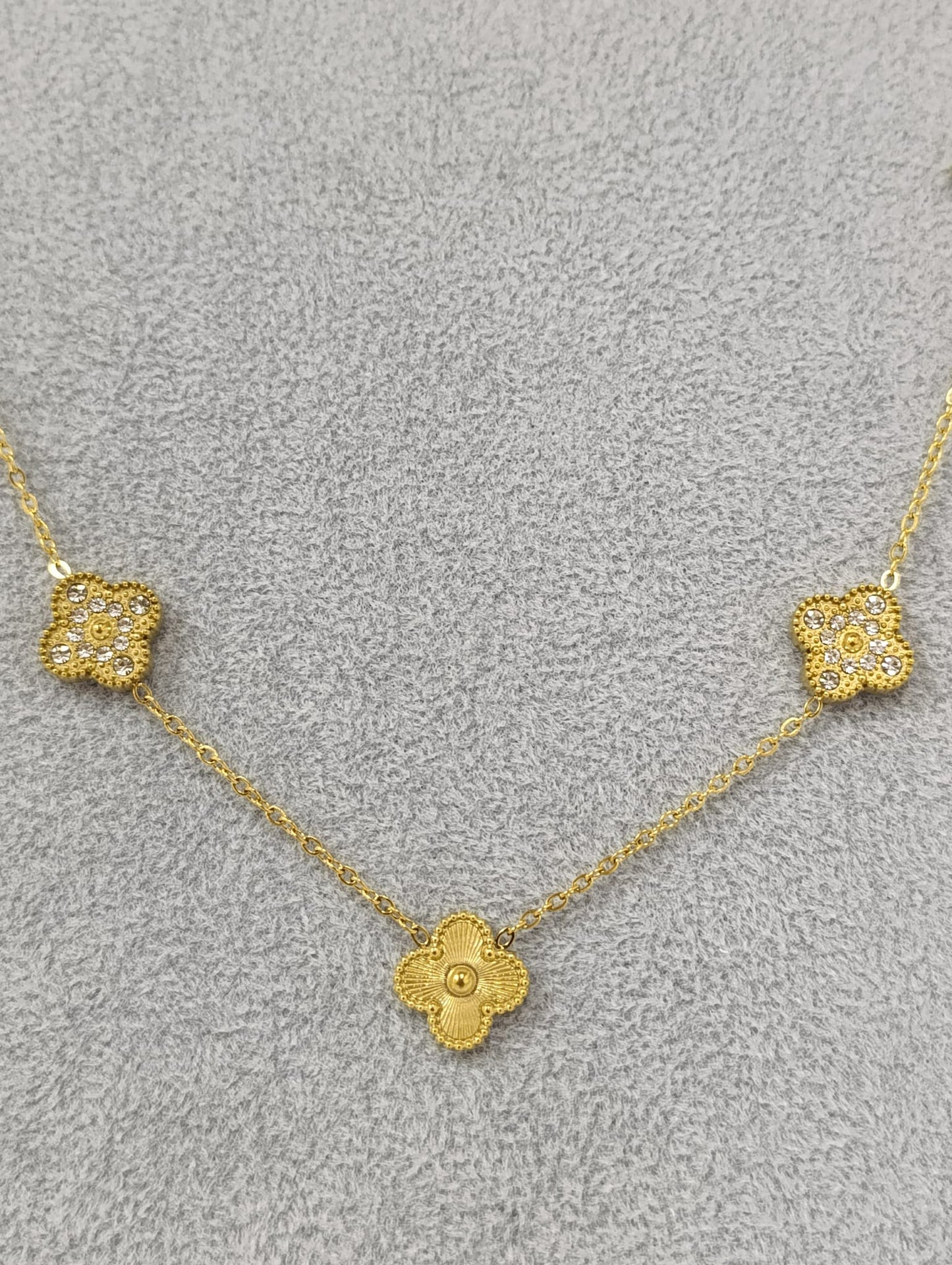 Collar de trébol de oro y nácar