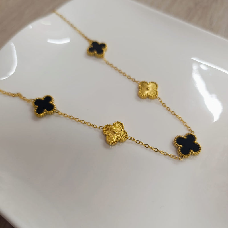 Collar de trébol negro y dorado