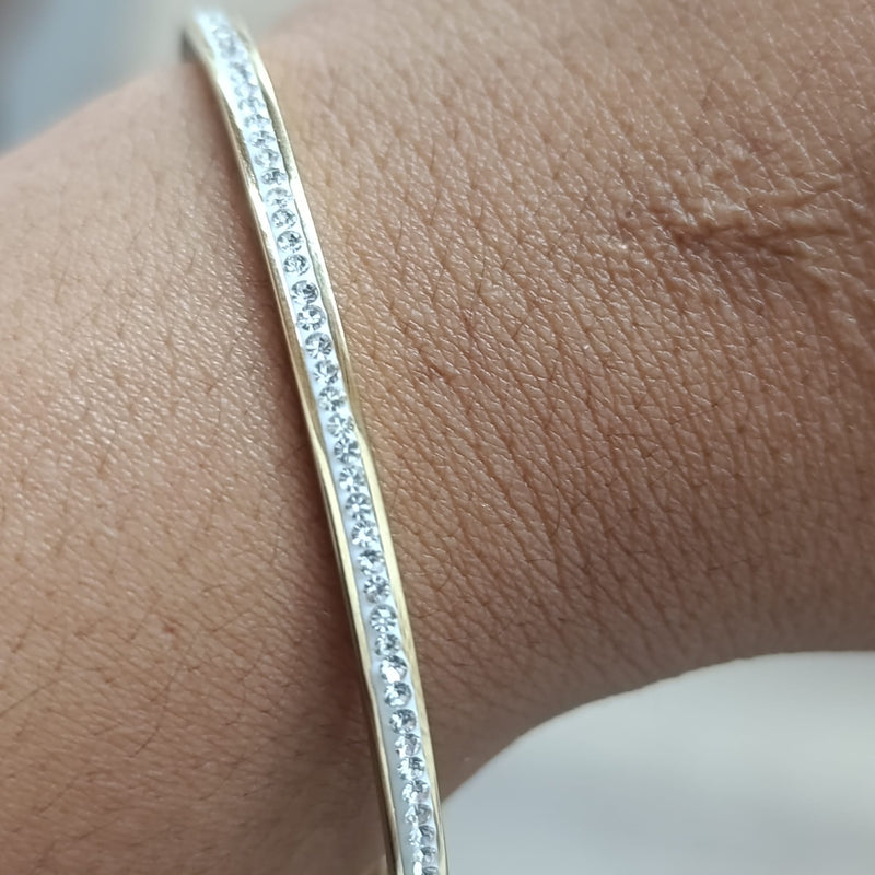 Pulsera rígida con tachuelas