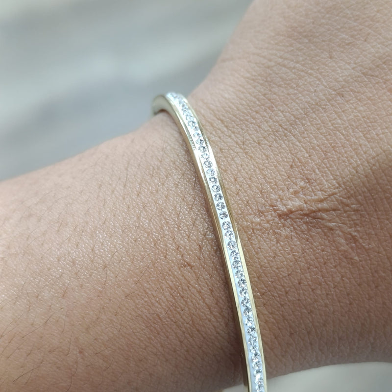 Pulsera rígida con tachuelas