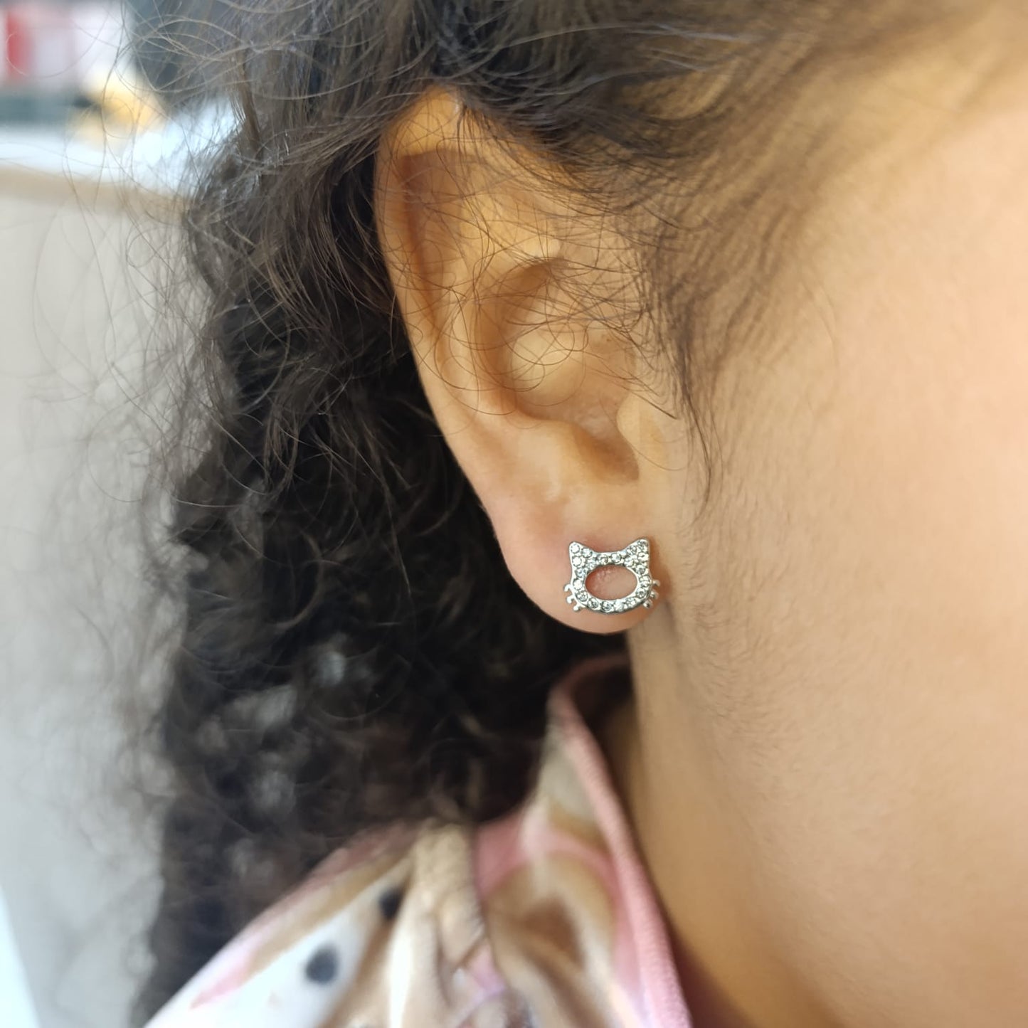 Brinco Infantil Gatinho em aço cirúrgico com zirconias