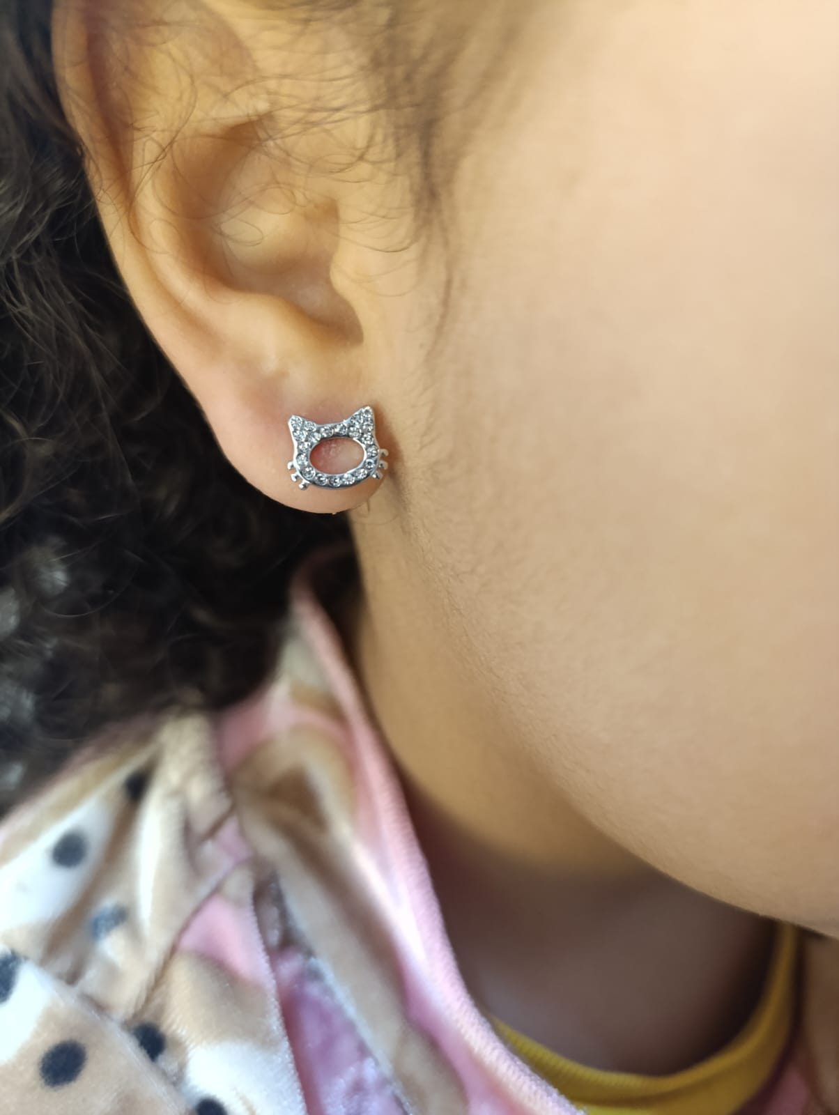 Brinco Infantil Gatinho em aço cirúrgico com zirconias