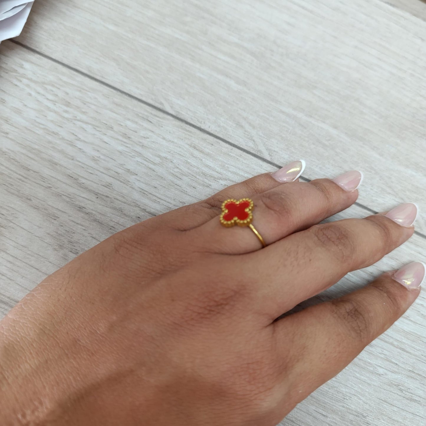 Anillo de trébol ajustable