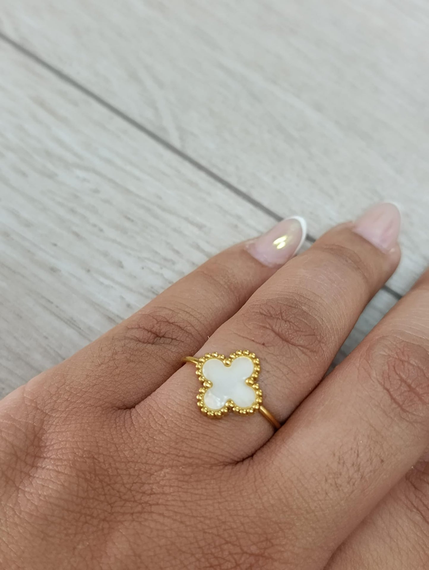 Anillo de trébol ajustable