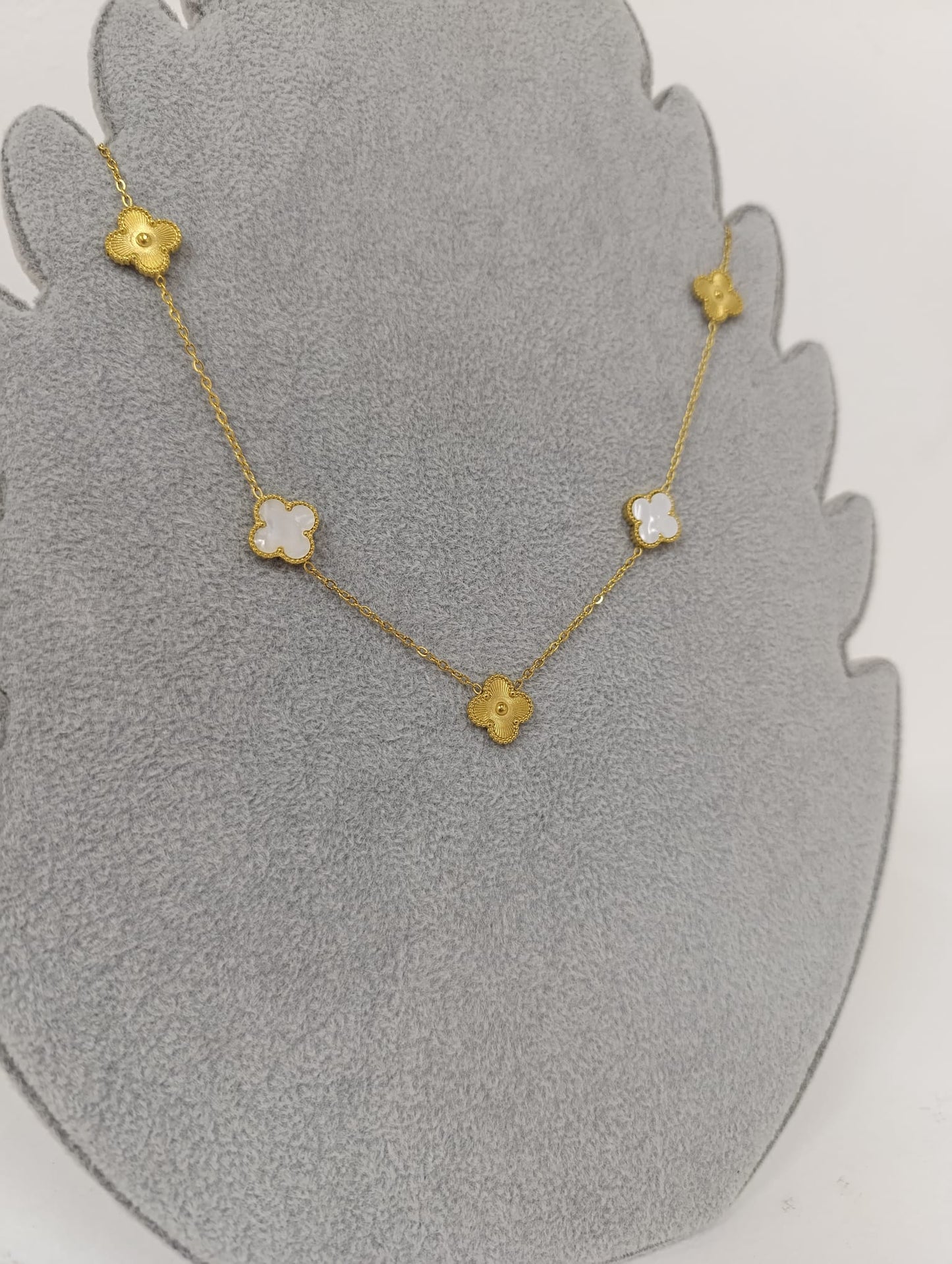 Collar de trébol de oro y nácar