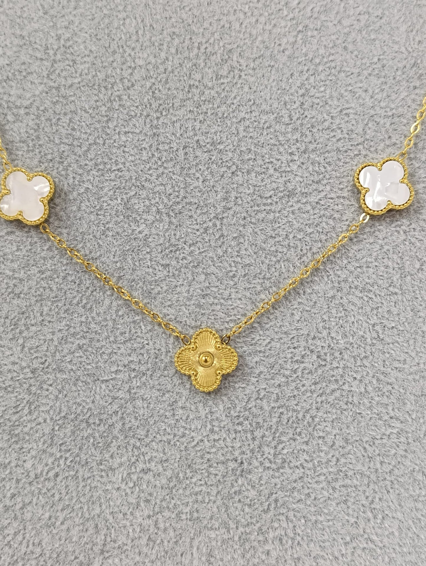 Collar de trébol de oro y nácar