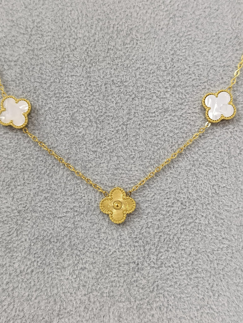Colar trevo dourado e madreperola