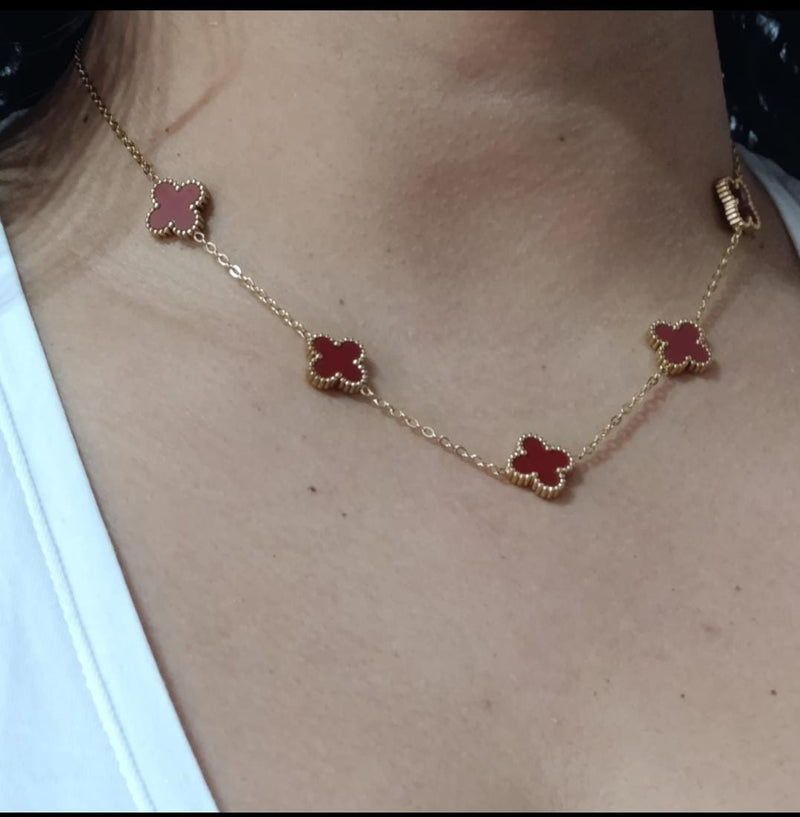 Collar de trébol rojo