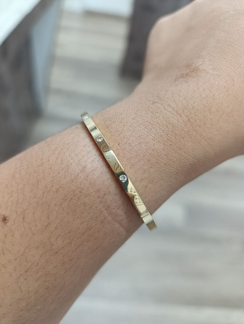Pulsera rígida con detalle brillante
