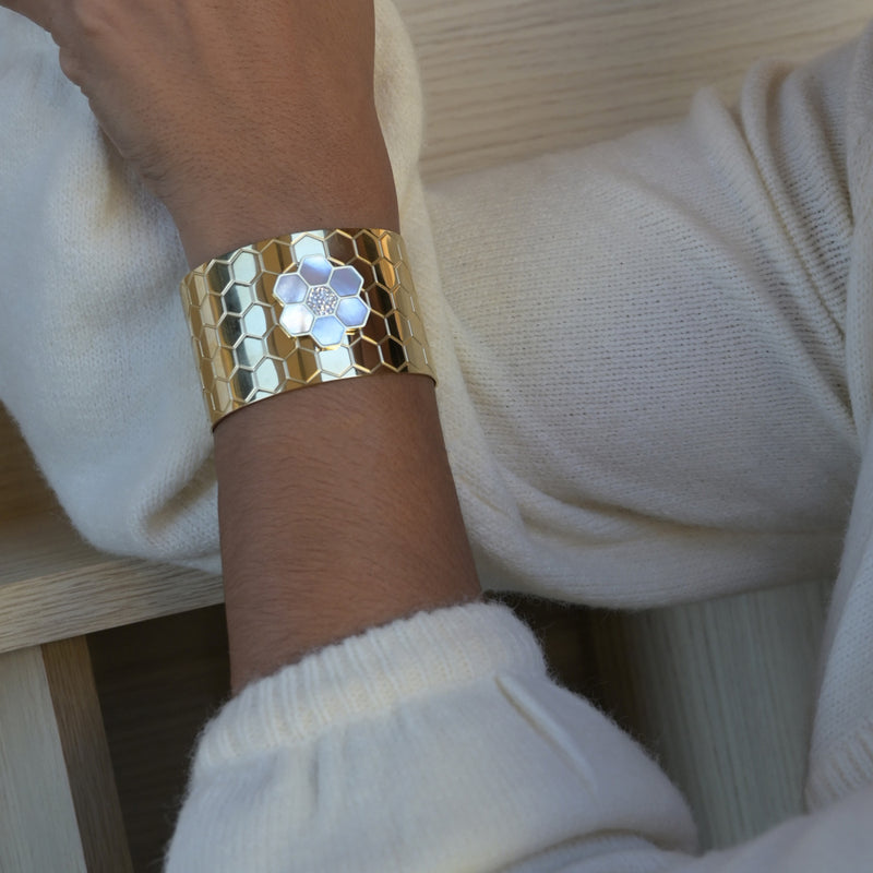 Pulsera rígida con flor