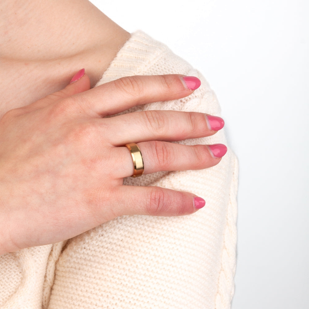 Anillo de acero con bordes biselados.