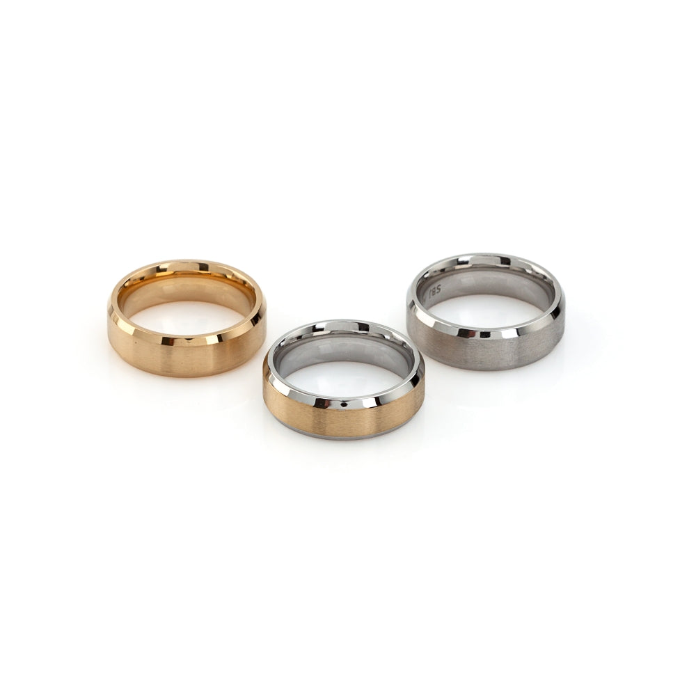 Anillo de acero con bordes biselados.