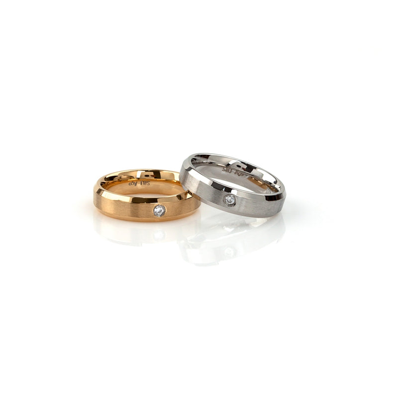 Anillo de Acero Biselado con Circonitas