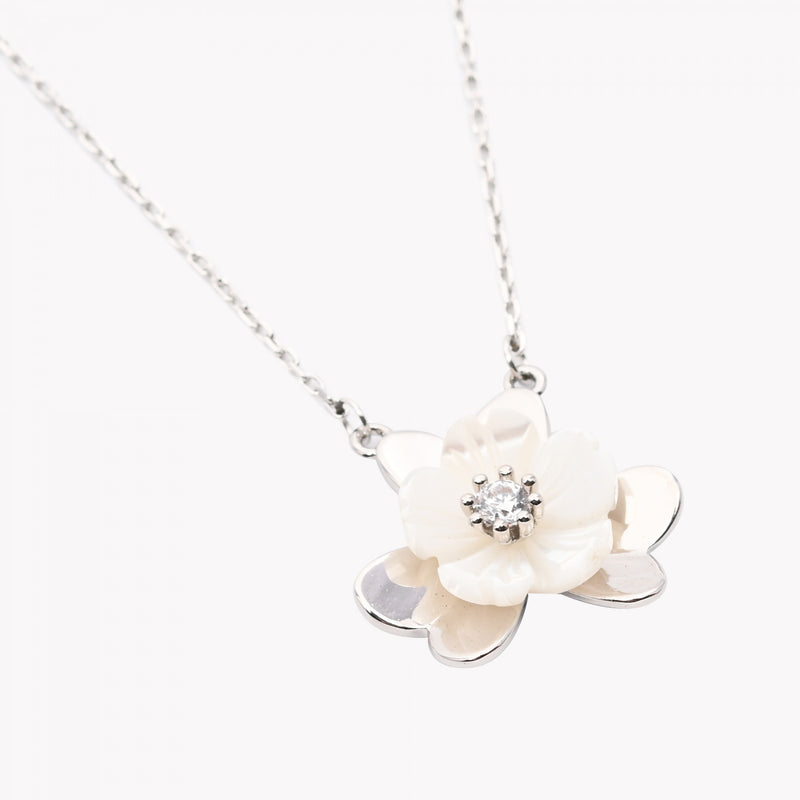 Colar em Banho de Ouro 18k  flor madrepérola