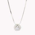 Collar liso jaspeado con tres diamantes