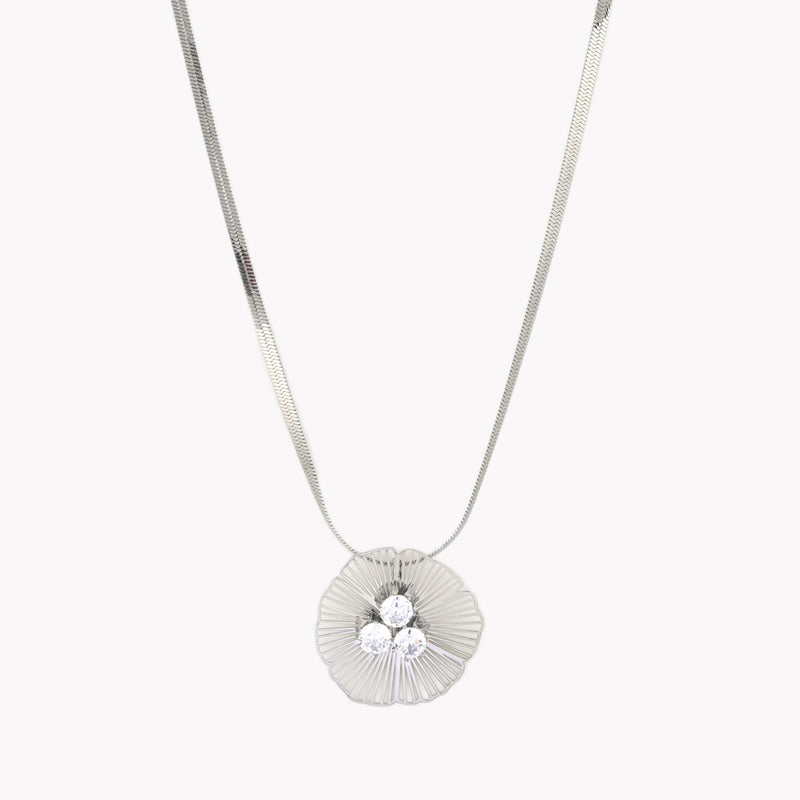 Collar liso jaspeado con tres diamantes
